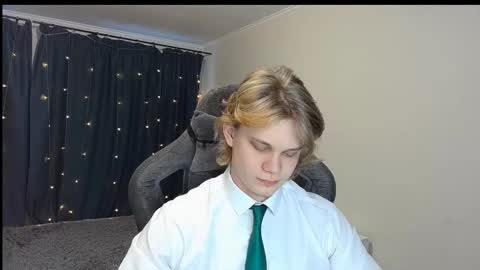 Snapshot of meow_mickey chatting on 12-28-24, 04:51 Mickey online show from 12-28-24, 04:51