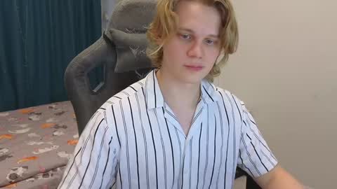 Snapshot of meow_mickey chatting on 01-18-25, 12:15 Mickey online show from 01-18-25, 12:15