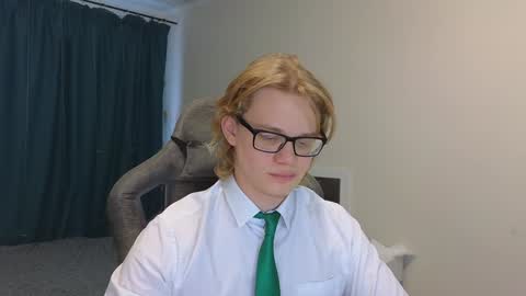 Snapshot of meow_mickey chatting on 01-31-25, 04:47 Mickey online show from 01-31-25, 04:47