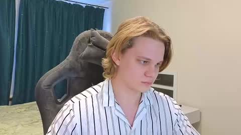 Snapshot of meow_mickey chatting on 02-20-25, 04:18 Mickey online show from 02-20-25, 04:18