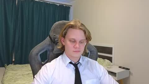 Snapshot of meow_mickey chatting on 02-21-25, 01:22 Mickey online show from 02-21-25, 01:22