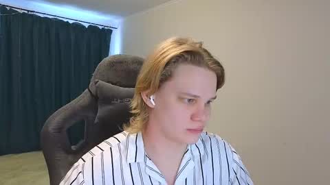 Snapshot of meow_mickey chatting on 02-25-25, 04:35 Mickey online show from 02-25-25, 04:35