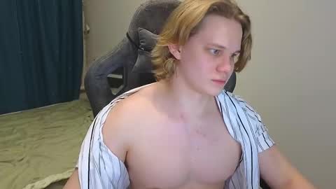 Snapshot of meow_mickey chatting on 02-26-25, 06:21 Mickey online show from 02-26-25, 06:21