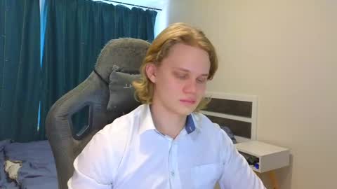 Snapshot of meow_mickey chatting on 03-08-25, 04:45 Mickey online show from 03-08-25, 04:45