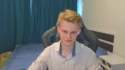 Snapshot of meow_mickey chatting on 09-10-25, 01:33 Mickey online show from 09-10-25, 01:33