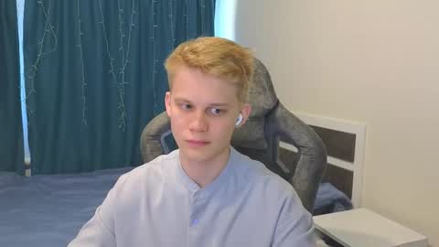 Snapshot of meow_mickey chatting on 09-17-25, 08:05 Mickey online show from 09-17-25, 08:05