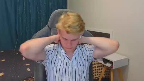 Snapshot of meow_mickey chatting on 10-07-25, 04:04 Mickey online show from 10-07-25, 04:04