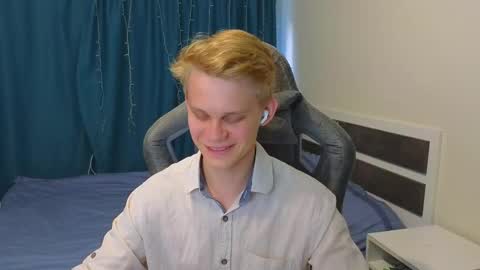 Snapshot of meow_mickey chatting on 10-15-25, 01:00 Mickey online show from 10-15-25, 01:00