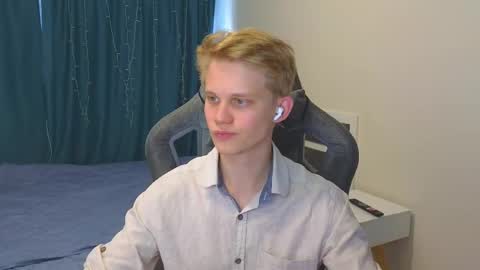 Snapshot of meow_mickey chatting on 10-21-25, 08:04 Mickey online show from 10-21-25, 08:04