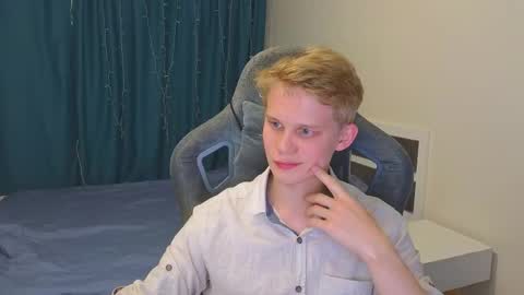 Snapshot of meow_mickey chatting on 10-22-25, 02:17 Mickey online show from 10-22-25, 02:17