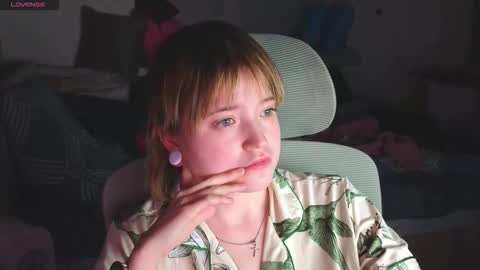 Snapshot of meowki4 chatting on 12-01-25, 02:55 meowme online show from 12-01-25, 02:55