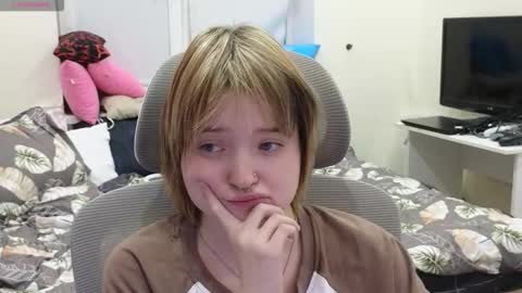 Snapshot of meowki4 chatting on 12-14-25, 04:01 meowme online show from 12-14-25, 04:01