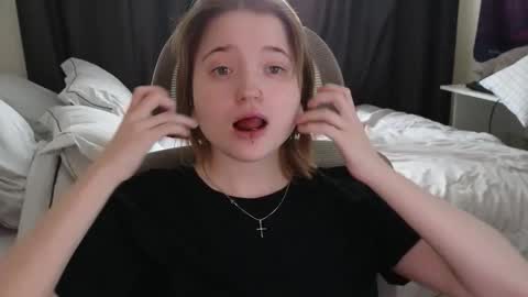 Snapshot of meowki4 chatting on 03-12-26, 10:10 meowme online show from 03-12-26, 10:10