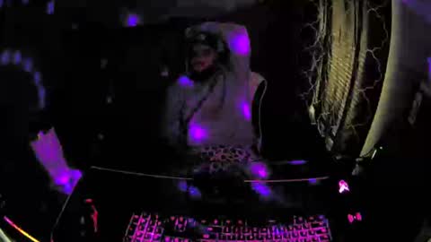 Snapshot of mesmereyes chatting on 12-28-24, 01:06 mesmereyes online show from 12-28-24, 01:06