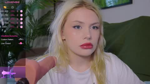 Snapshot of meukotis chatting on 09-29-25, 06:40 Stella online show from 09-29-25, 06:40