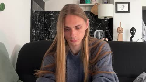 Snapshot of mi_chyort chatting on 04-21-26, 03:39 Misha online show from 04-21-26, 03:39