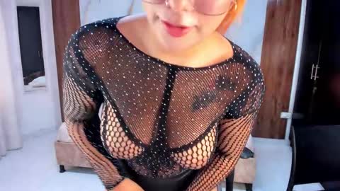 Snapshot of mia_18v chatting on 03-05-25, 09:48 Violett online show from 03-05-25, 09:48