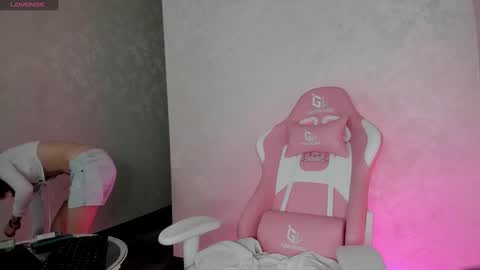 Mia  GMT7 Mon Tue Wen Thur 1000am-0300pm Sat 0300am-0900am online show from 12-30-24, 01:04