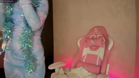 Mia  GMT7 Mon Tue Wen Thur 1000am-0300pm Sat 0300am-0900am online show from 12-31-24, 12:43