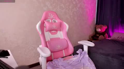 Mia  GMT7 Mon Tue Wen Thur 1000am-0300pm Sat 0300am-0900am online show from 03-11-25, 05:27