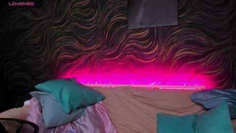 Mia  GMT7 Mon Tue Wen Thur 1000am-0300pm Sat 0300am-0900am online show from 03-12-25, 01:03