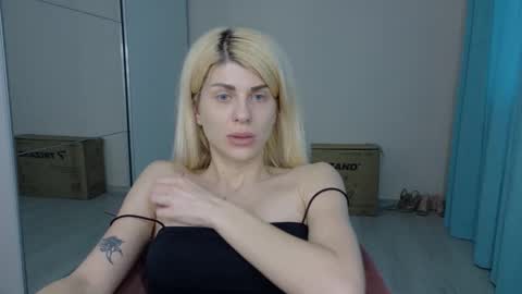 Snapshot of mia_angel chatting on 05-22-26, 05:18 mia_angel online show from 05-22-26, 05:18