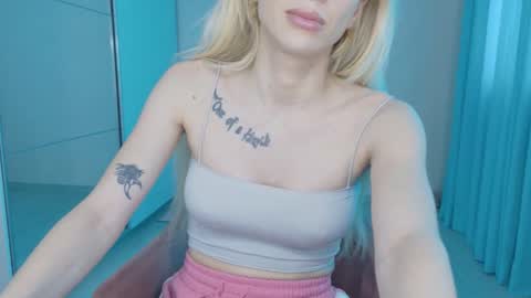 Snapshot of mia_angel chatting on 06-10-26, 01:32 mia_angel online show from 06-10-26, 01:32
