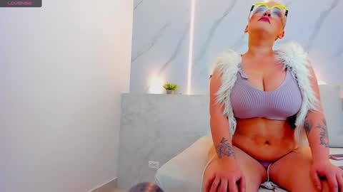 Mia  online show from 01-08-25, 12:05