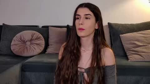 Freya Allen online show from 04-21-26, 09:17
