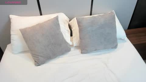 M I A  online show from 04-24-26, 02:58