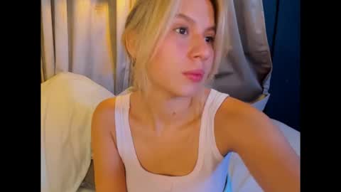 Snapshot of mia_curry chatting on 06-08-26, 08:20 M I A online show from 06-08-26, 08:20