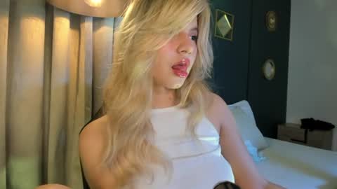 Snapshot of mia_curry chatting on 06-10-26, 07:13 M I A online show from 06-10-26, 07:13