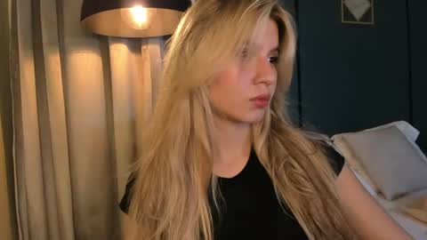 Snapshot of mia_curry chatting on 06-17-26, 07:04 M I A online show from 06-17-26, 07:04