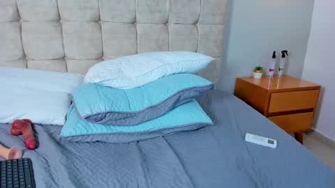 Snapshot of mia_dolls18 chatting on 03-12-26, 01:23 MIA help me get to 25 hands up online show from 03-12-26, 01:23