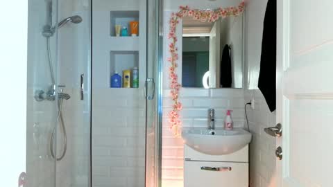 Mia online show from 01-18-25, 09:02