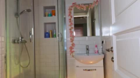 Mia online show from 02-19-25, 08:44