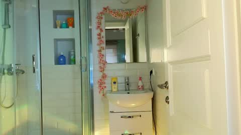 Mia online show from 02-25-25, 08:47