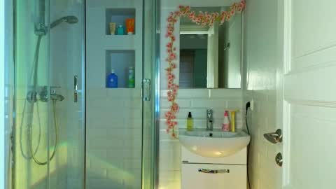 Mia online show from 02-28-25, 08:42