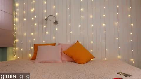 Mia online show from 09-10-25, 06:02