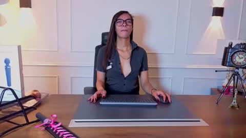 Mia online show from 02-05-26, 03:11