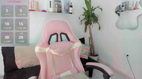 Snapshot of mia_girl00 chatting on 01-09-26, 02:14 Mia online show from 01-09-26, 02:14