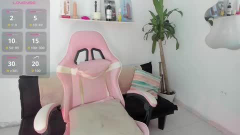 Snapshot of mia_girl00 chatting on 01-11-26, 02:49 Mia online show from 01-11-26, 02:49