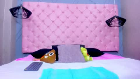 Mia online show from 11-26-25, 12:28