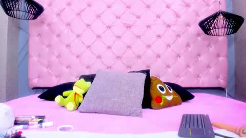 Mia online show from 01-15-26, 01:37