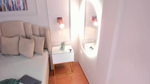 Mia online show from 09-10-25, 03:17