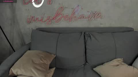 Snapshot of mia_liwis chatting on 10-15-25, 01:17 Minnie online show from 10-15-25, 01:17