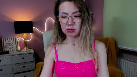 Snapshot of mia_luxx92 chatting on 11-07-25, 08:25 Mia online show from 11-07-25, 08:25