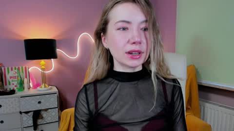 Snapshot of mia_luxx92 chatting on 11-12-25, 08:04 Mia online show from 11-12-25, 08:04