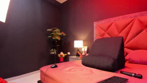 Snapshot of mia_milff chatting on 09-24-25, 06:22 MIA online show from 09-24-25, 06:22