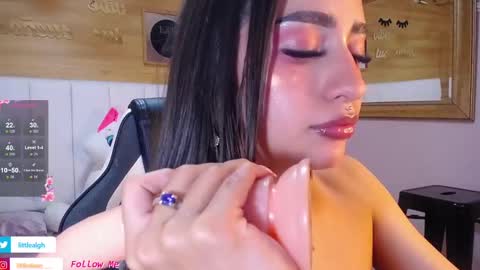 Snapshot of mia_ponce_a chatting on 10-09-25, 01:03 MIA online show from 10-09-25, 01:03